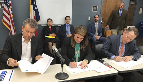 Left to right: Chihuahua Secretary of the Environment Luis Felipe Siqueiros, TCEQ Commissioner Emily Lindley, and TCEQ Executive Director Toby Baker sign a four-year memorandum of cooperation.